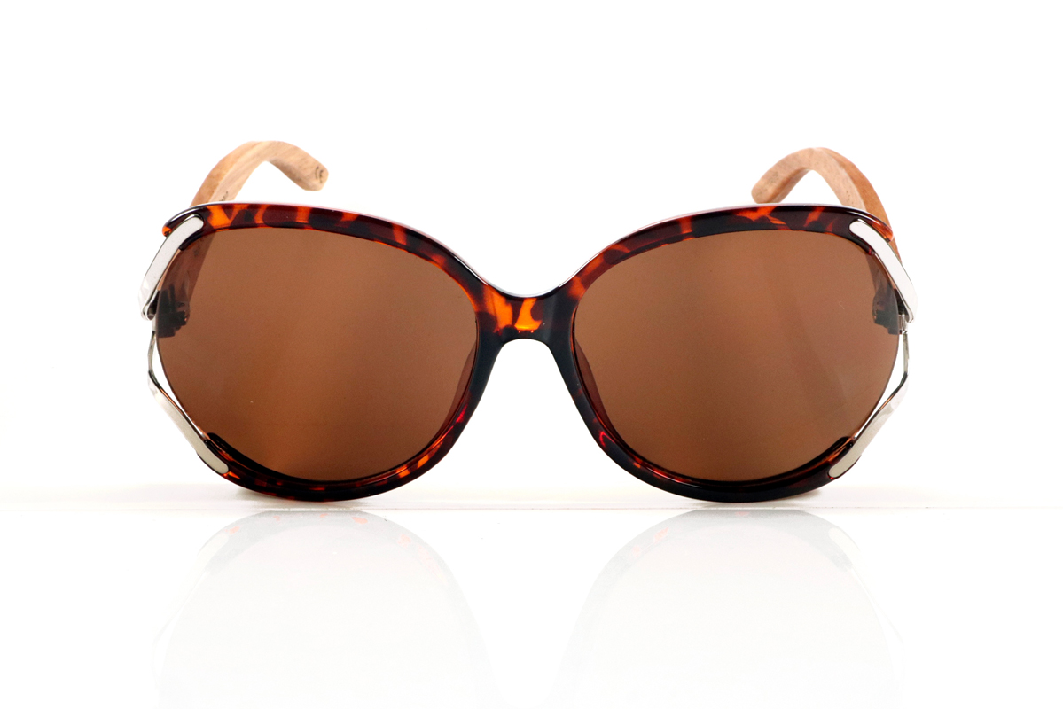 Gafas de Madera Natural de Zebrano ANNA ST. ANNA Gafas de sol con patillas de madera maciza de zebrano y frontal oversize en carey marrón combinado con detalles metálicos en acabado brillo. Un diseño atrevido y sofisticado que fusiona materiales naturales y urbanos con un aire muy femenino. Lentes polarizadas con protección UV. Medidas: 145x62 mm. Calibre 60. Venta al Por Mayor y Detalle | Root Sunglasses® 