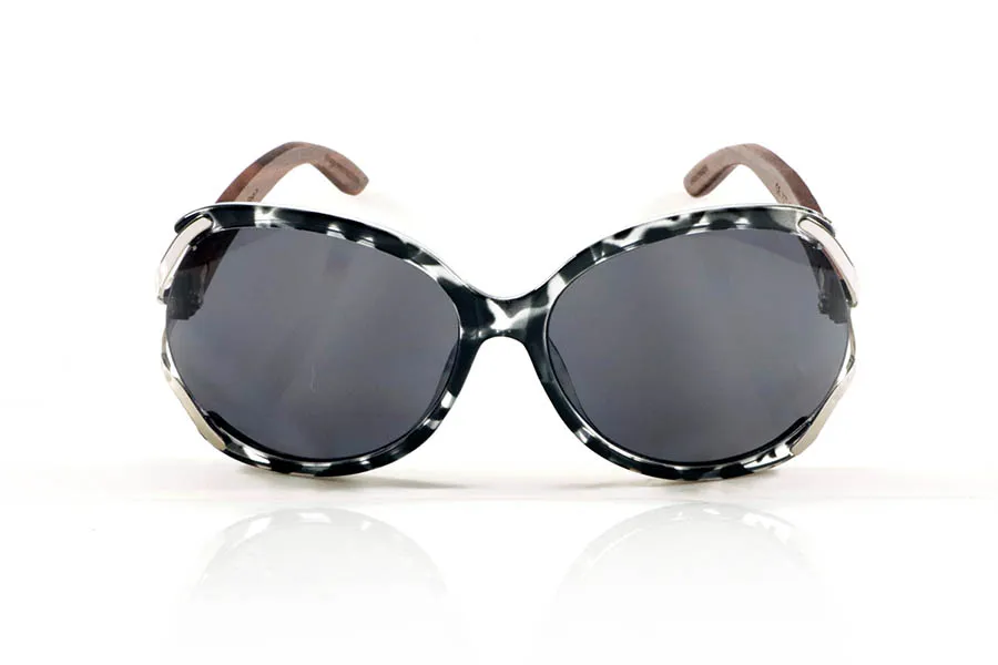 Gafas de Madera Natural de Walnut KARLA. KARLA Gafas de sol con patillas de madera maciza de zebrano y frontal oversize en carey GRIS combinado con detalles metálicos en acabado brillo. Un diseño atrevido y sofisticado que fusiona materiales naturales y urbanos con un aire muy femenino. Lentes polarizadas con protección UV. Medidas: 145x62 mm. Calibre 60. Venta al Por Mayor y Detalle | Root Sunglasses® 