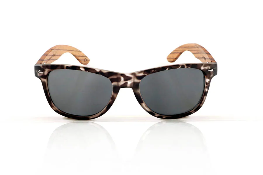 Wood eyewear of Zebrano LUI. LUI sunglasses with solid zebrawood temples and a tortoiseshell front in light brown and beige tones. A model with classic lines and a natural finish that adapts to different styles and face types. Lightweight, comfortable, and durable, it combines contemporary design with natural materials. Polarized lenses with UV protection for everyday use with maximum visual comfort. Measurements: 145 x 48 mm. Caliber 53. for Wholesale & Retail | Root Sunglasses® 