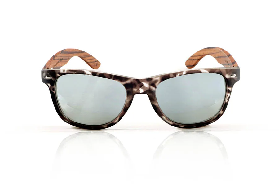 Wood eyewear of Zebrano LUI. LUI sunglasses with solid zebrawood temples and a tortoiseshell front in light brown and beige tones. A model with classic lines and a natural finish that adapts to different styles and face types. Lightweight, comfortable, and durable, it combines contemporary design with natural materials. Polarized lenses with UV protection for everyday use with maximum visual comfort. Measurements: 145 x 48 mm. Caliber 53. for Wholesale & Retail | Root Sunglasses® 