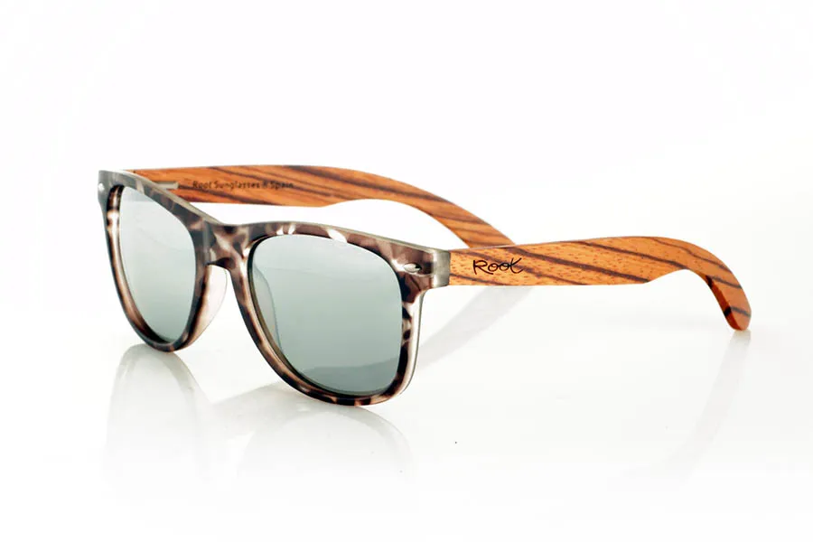 Wood eyewear of Zebrano LUI. LUI sunglasses with solid zebrawood temples and a tortoiseshell front in light brown and beige tones. A model with classic lines and a natural finish that adapts to different styles and face types. Lightweight, comfortable, and durable, it combines contemporary design with natural materials. Polarized lenses with UV protection for everyday use with maximum visual comfort. Measurements: 145 x 48 mm. Caliber 53. for Wholesale & Retail | Root Sunglasses® 