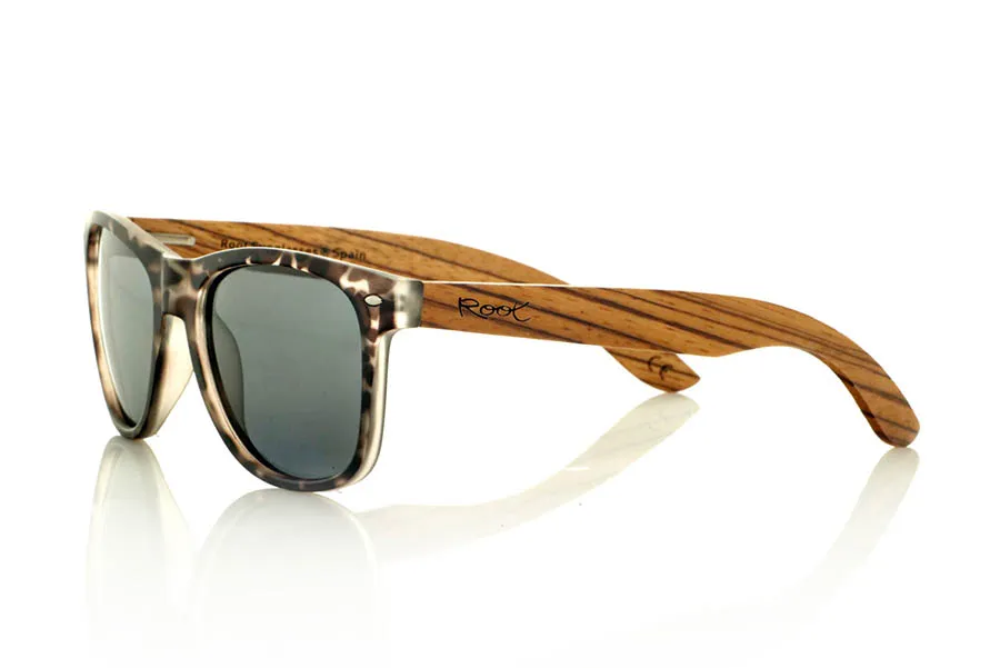 Wood eyewear of Zebrano LUI. LUI sunglasses with solid zebrawood temples and a tortoiseshell front in light brown and beige tones. A model with classic lines and a natural finish that adapts to different styles and face types. Lightweight, comfortable, and durable, it combines contemporary design with natural materials. Polarized lenses with UV protection for everyday use with maximum visual comfort. Measurements: 145 x 48 mm. Caliber 53. for Wholesale & Retail | Root Sunglasses® 