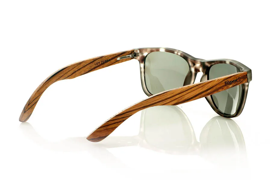 Wood eyewear of Zebrano LUI. LUI sunglasses with solid zebrawood temples and a tortoiseshell front in light brown and beige tones. A model with classic lines and a natural finish that adapts to different styles and face types. Lightweight, comfortable, and durable, it combines contemporary design with natural materials. Polarized lenses with UV protection for everyday use with maximum visual comfort. Measurements: 145 x 48 mm. Caliber 53. for Wholesale & Retail | Root Sunglasses® 