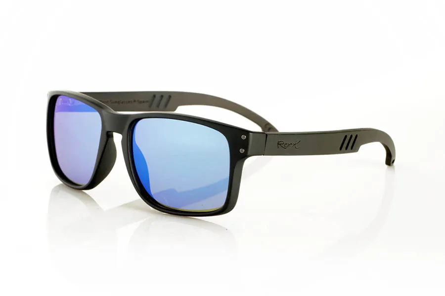 Wood eyewear of Ebony MATT. MATT Sunglasses with solid ebony wood temples and decorative temple. The matte black front features two metal dots on each side, reinforcing its modern and distinctive style. The die-cut temples add a distinctive touch. A robust, comfortable, and stylish model, equipped with blue mirror polarized lenses and UV protection. Measurements: 146 x 48 mm. Lens width: 55 mm. for Wholesale & Retail | Root Sunglasses® 