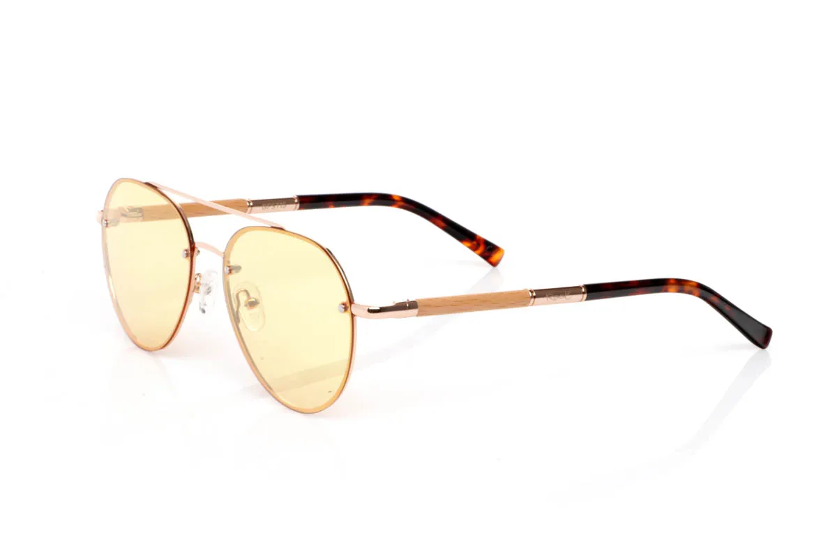 Gafas de Madera Natural de Dumu modelo BERLIN ST. Las BELIN ST encuentran el punto justo entre lo natural y lo ligero. Un frontal metálico limpio, con forma redondeada, lente plana y aire aviador, que se adapta fácil y sin complicaciones. Las varillas de madera aportan ese contraste orgánico, con veta visible y un tacto que se siente distinto desde el primer momento.

Son cómodas, equilibradas y con personalidad sin exceso. De esas gafas que no necesitan llamar la atención para encajar contigo. Te las pones y fluyen.

Protección completa frente a los rayos UV.

Medidas: 145x50
Calibre: 54 | Root Sunglasses® 