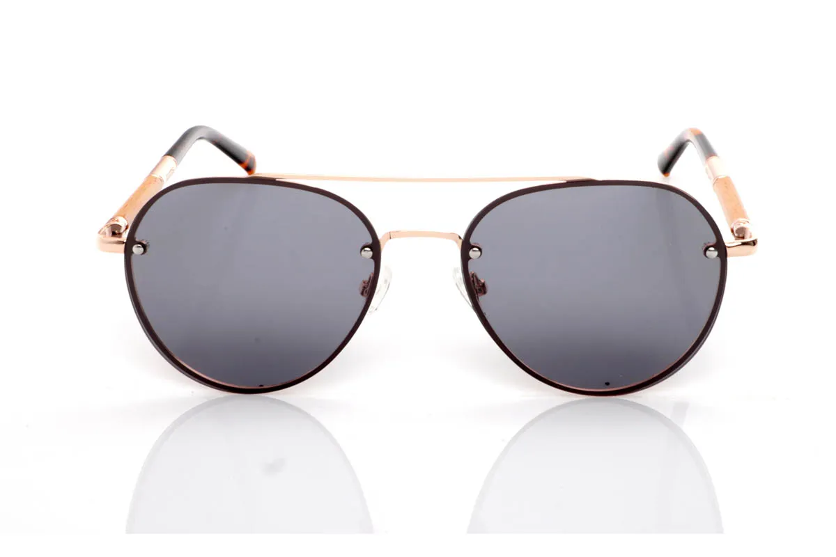 Gafas de Madera Natural de Dumu BERLIN ST. Las BELIN ST encuentran el punto justo entre lo natural y lo ligero. Un frontal metálico limpio, con forma redondeada, lente plana y aire aviador, que se adapta fácil y sin complicaciones. Las varillas de madera aportan ese contraste orgánico, con veta visible y un tacto que se siente distinto desde el primer momento.

Son cómodas, equilibradas y con personalidad sin exceso. De esas gafas que no necesitan llamar la atención para encajar contigo. Te las pones y fluyen.

Protección completa frente a los rayos UV.

Medidas: 145x50
Calibre: 54 Venta al Por Mayor y Detalle | Root Sunglasses® 