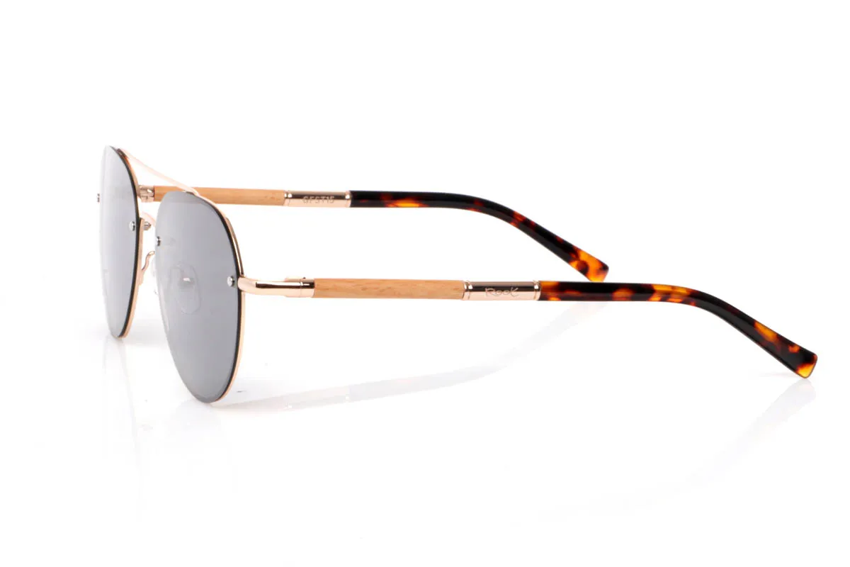 Gafas de Madera Natural de Dumu BERLIN ST. Las BELIN ST encuentran el punto justo entre lo natural y lo ligero. Un frontal metálico limpio, con forma redondeada, lente plana y aire aviador, que se adapta fácil y sin complicaciones. Las varillas de madera aportan ese contraste orgánico, con veta visible y un tacto que se siente distinto desde el primer momento.

Son cómodas, equilibradas y con personalidad sin exceso. De esas gafas que no necesitan llamar la atención para encajar contigo. Te las pones y fluyen.

Protección completa frente a los rayos UV.

Medidas: 145x50
Calibre: 54 Venta al Por Mayor y Detalle | Root Sunglasses® 