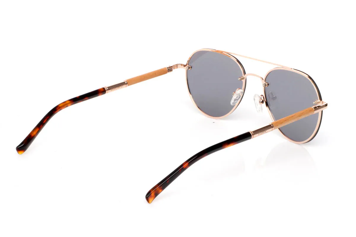 Gafas de Madera Natural de Dumu BERLIN ST. Las BELIN ST encuentran el punto justo entre lo natural y lo ligero. Un frontal metálico limpio, con forma redondeada, lente plana y aire aviador, que se adapta fácil y sin complicaciones. Las varillas de madera aportan ese contraste orgánico, con veta visible y un tacto que se siente distinto desde el primer momento.

Son cómodas, equilibradas y con personalidad sin exceso. De esas gafas que no necesitan llamar la atención para encajar contigo. Te las pones y fluyen.

Protección completa frente a los rayos UV.

Medidas: 145x50
Calibre: 54 Venta al Por Mayor y Detalle | Root Sunglasses® 