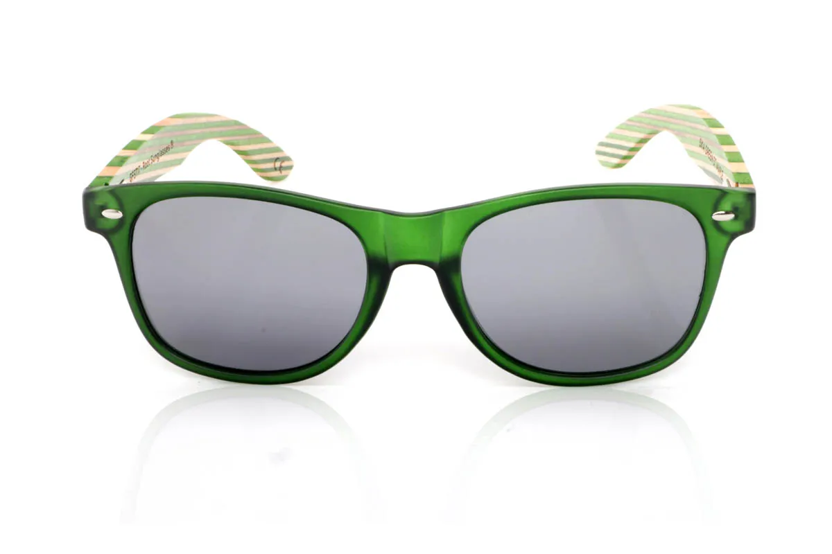 Gafas de Madera Natural de Arce SKA GREEN ST. Las SKA GREEN ST tienen ese punto diferente que se nota al instante. Un frontal limpio y cómodo, con una forma equilibrada que funciona en el día a día, combinado con unas varillas de madera de arce con acabado laminado que aportan textura, ritmo y carácter.
Las capas de madera crean un juego visual único, con veta visible y un tacto que transmite autenticidad desde el primer momento. Son ligeras, cómodas y con personalidad sin esfuerzo. De esas que no necesitan explicación: te las pones y encajan.

Protección completa frente a los rayos UV.

Medidas: 148x50
Calibre: 54 Venta al Por Mayor y Detalle | Root Sunglasses® 