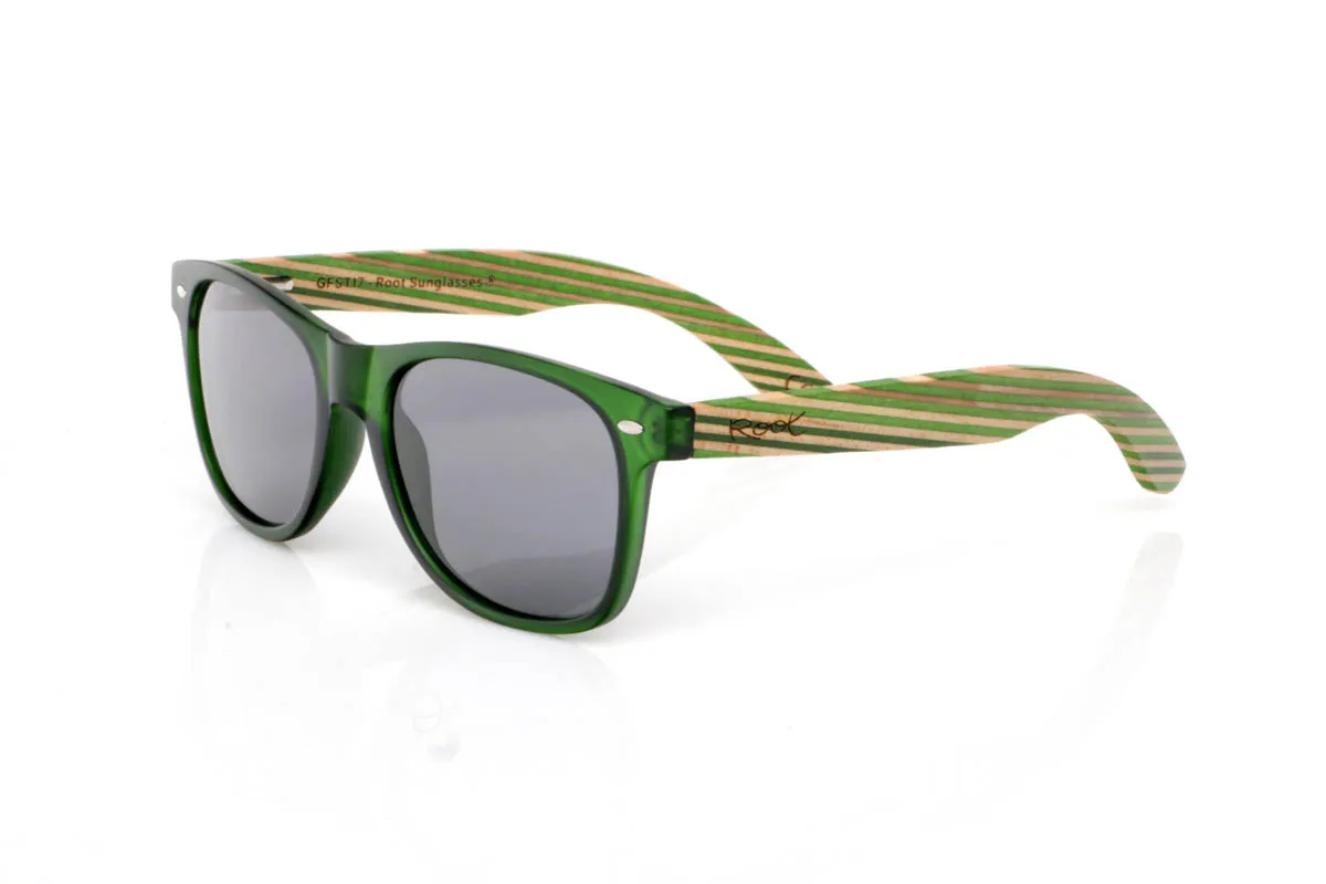 Gafas de Madera Natural de Arce SKA GREEN ST. Las SKA GREEN ST tienen ese punto diferente que se nota al instante. Un frontal limpio y cómodo, con una forma equilibrada que funciona en el día a día, combinado con unas varillas de madera de arce con acabado laminado que aportan textura, ritmo y carácter.
Las capas de madera crean un juego visual único, con veta visible y un tacto que transmite autenticidad desde el primer momento. Son ligeras, cómodas y con personalidad sin esfuerzo. De esas que no necesitan explicación: te las pones y encajan.

Protección completa frente a los rayos UV.

Medidas: 148x50
Calibre: 54 Venta al Por Mayor y Detalle | Root Sunglasses® 