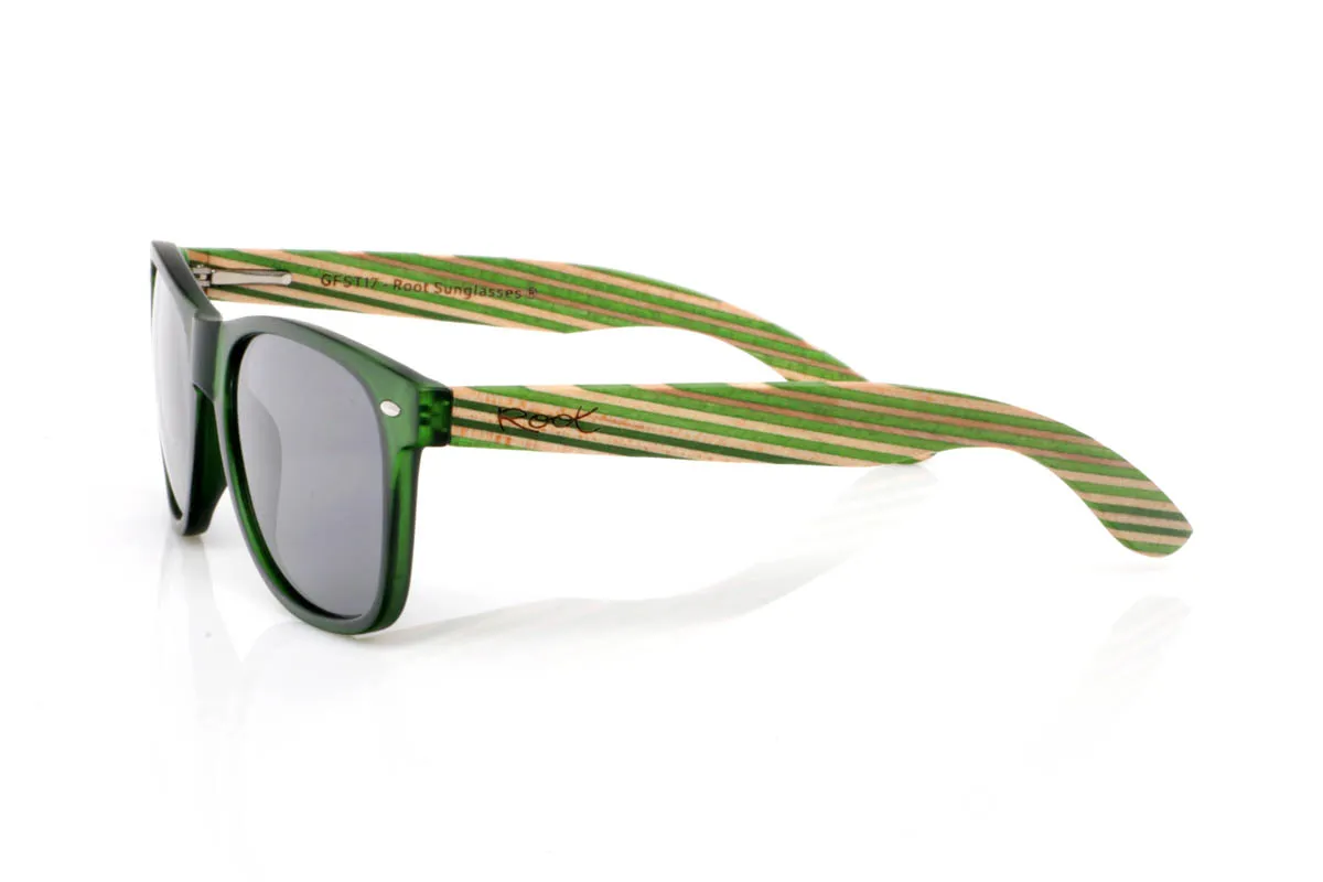 Gafas de Madera Natural de Arce SKA GREEN ST. Las SKA GREEN ST tienen ese punto diferente que se nota al instante. Un frontal limpio y cómodo, con una forma equilibrada que funciona en el día a día, combinado con unas varillas de madera de arce con acabado laminado que aportan textura, ritmo y carácter.
Las capas de madera crean un juego visual único, con veta visible y un tacto que transmite autenticidad desde el primer momento. Son ligeras, cómodas y con personalidad sin esfuerzo. De esas que no necesitan explicación: te las pones y encajan.

Protección completa frente a los rayos UV.

Medidas: 148x50
Calibre: 54 Venta al Por Mayor y Detalle | Root Sunglasses® 