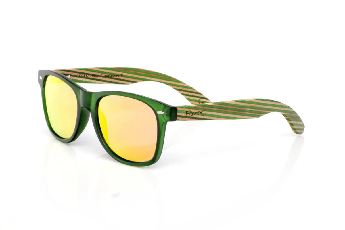 Gafas de Madera Natural de Arce SKA GREEN ST. Las SKA GREEN ST tienen ese punto diferente que se nota al instante. Un frontal limpio y cómodo, con una forma equilibrada que funciona en el día a día, combinado con unas varillas de madera de arce con acabado laminado que aportan textura, ritmo y carácter.
Las capas de madera crean un juego visual único, con veta visible y un tacto que transmite autenticidad desde el primer momento. Son ligeras, cómodas y con personalidad sin esfuerzo. De esas que no necesitan explicación: te las pones y encajan.

Protección completa frente a los rayos UV.

Medidas: 148x50
Calibre: 54 Venta al Por Mayor y Detalle | Root Sunglasses® 