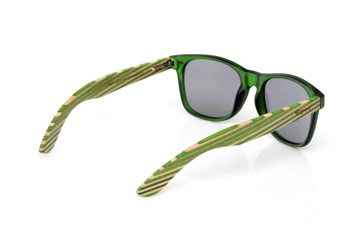 Gafas de Madera Natural de Arce SKA GREEN ST. Las SKA GREEN ST tienen ese punto diferente que se nota al instante. Un frontal limpio y cómodo, con una forma equilibrada que funciona en el día a día, combinado con unas varillas de madera de arce con acabado laminado que aportan textura, ritmo y carácter.
Las capas de madera crean un juego visual único, con veta visible y un tacto que transmite autenticidad desde el primer momento. Son ligeras, cómodas y con personalidad sin esfuerzo. De esas que no necesitan explicación: te las pones y encajan.

Protección completa frente a los rayos UV.

Medidas: 148x50
Calibre: 54 Venta al Por Mayor y Detalle | Root Sunglasses® 