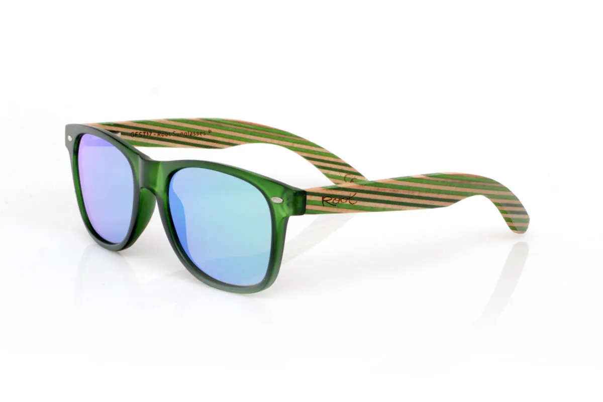Gafas de Madera Natural de Arce SKA GREEN ST. Las SKA GREEN ST tienen ese punto diferente que se nota al instante. Un frontal limpio y cómodo, con una forma equilibrada que funciona en el día a día, combinado con unas varillas de madera de arce con acabado laminado que aportan textura, ritmo y carácter.
Las capas de madera crean un juego visual único, con veta visible y un tacto que transmite autenticidad desde el primer momento. Son ligeras, cómodas y con personalidad sin esfuerzo. De esas que no necesitan explicación: te las pones y encajan.

Protección completa frente a los rayos UV.

Medidas: 148x50
Calibre: 54 Venta al Por Mayor y Detalle | Root Sunglasses® 