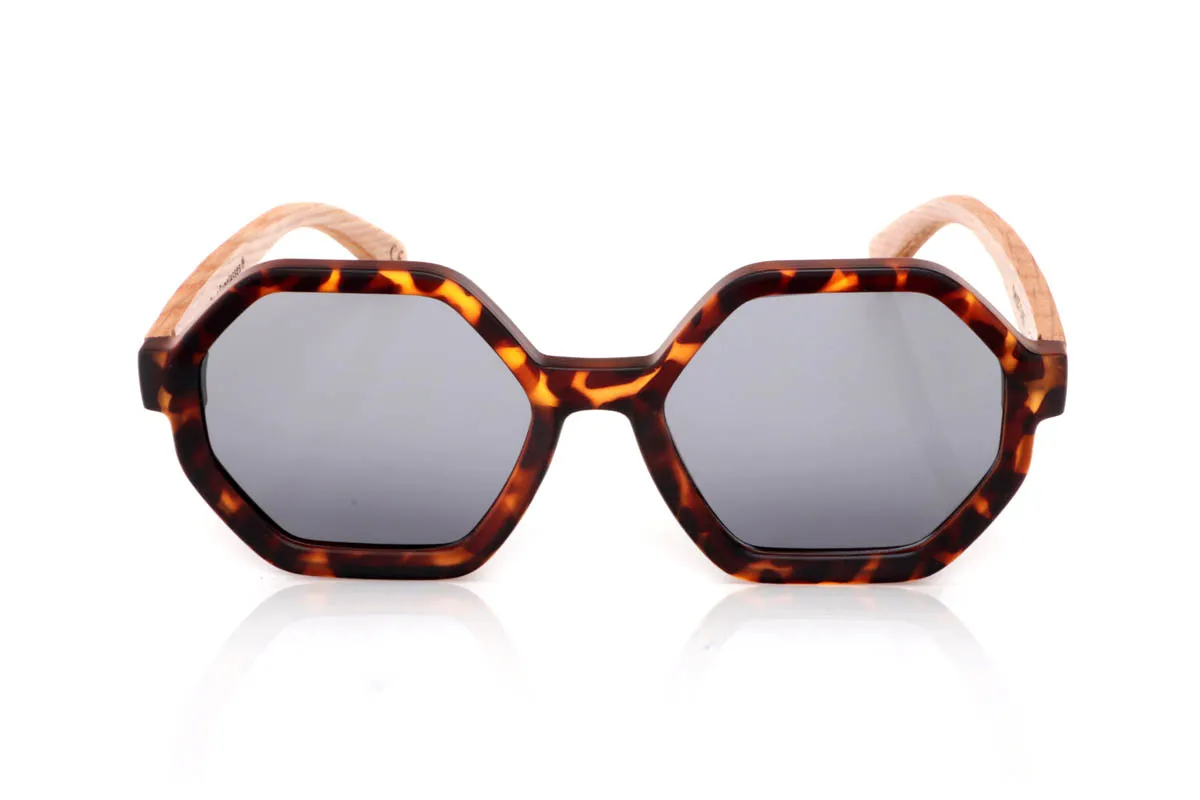 Gafas de Madera Natural de Roble TWIST. Las gafas de madera TWIST destacan por su forma geométrica, con un frontal octogonal que rompe con lo clásico sin perder equilibrio. Una montura con personalidad, pensada para quien busca algo diferente pero fácil de llevar.

Las varillas de madera de roble aportan calidez y naturalidad, con una veta visible que conecta con lo auténtico. El contraste entre líneas marcadas y material orgánico crea un conjunto único, ligero y cómodo. De esas gafas que no siguen tendencias, las reinterpretan.

Protección completa frente a los rayos UV.

Medidas: 140x53
Calibre: 52 Venta al Por Mayor y Detalle | Root Sunglasses® 
