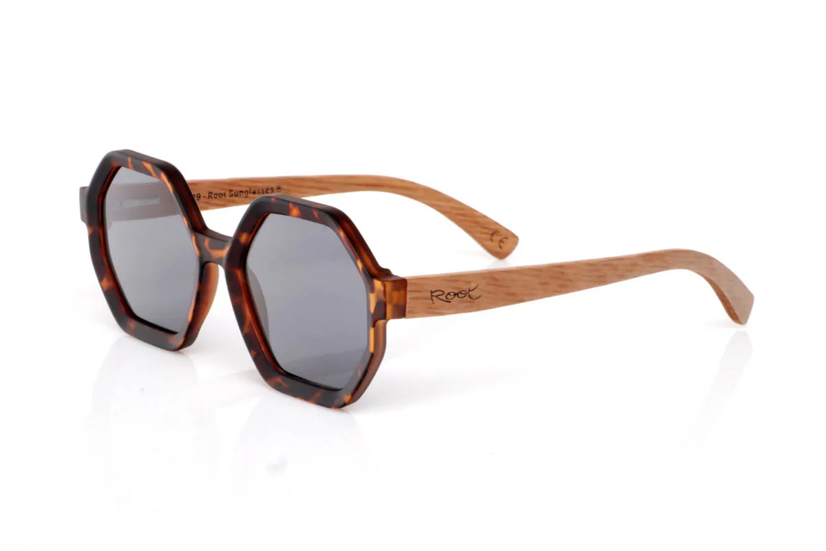 Gafas de Madera Natural de Roble TWIST. Las gafas de madera TWIST destacan por su forma geométrica, con un frontal octogonal que rompe con lo clásico sin perder equilibrio. Una montura con personalidad, pensada para quien busca algo diferente pero fácil de llevar.

Las varillas de madera de roble aportan calidez y naturalidad, con una veta visible que conecta con lo auténtico. El contraste entre líneas marcadas y material orgánico crea un conjunto único, ligero y cómodo. De esas gafas que no siguen tendencias, las reinterpretan.

Protección completa frente a los rayos UV.

Medidas: 140x53
Calibre: 52 Venta al Por Mayor y Detalle | Root Sunglasses® 