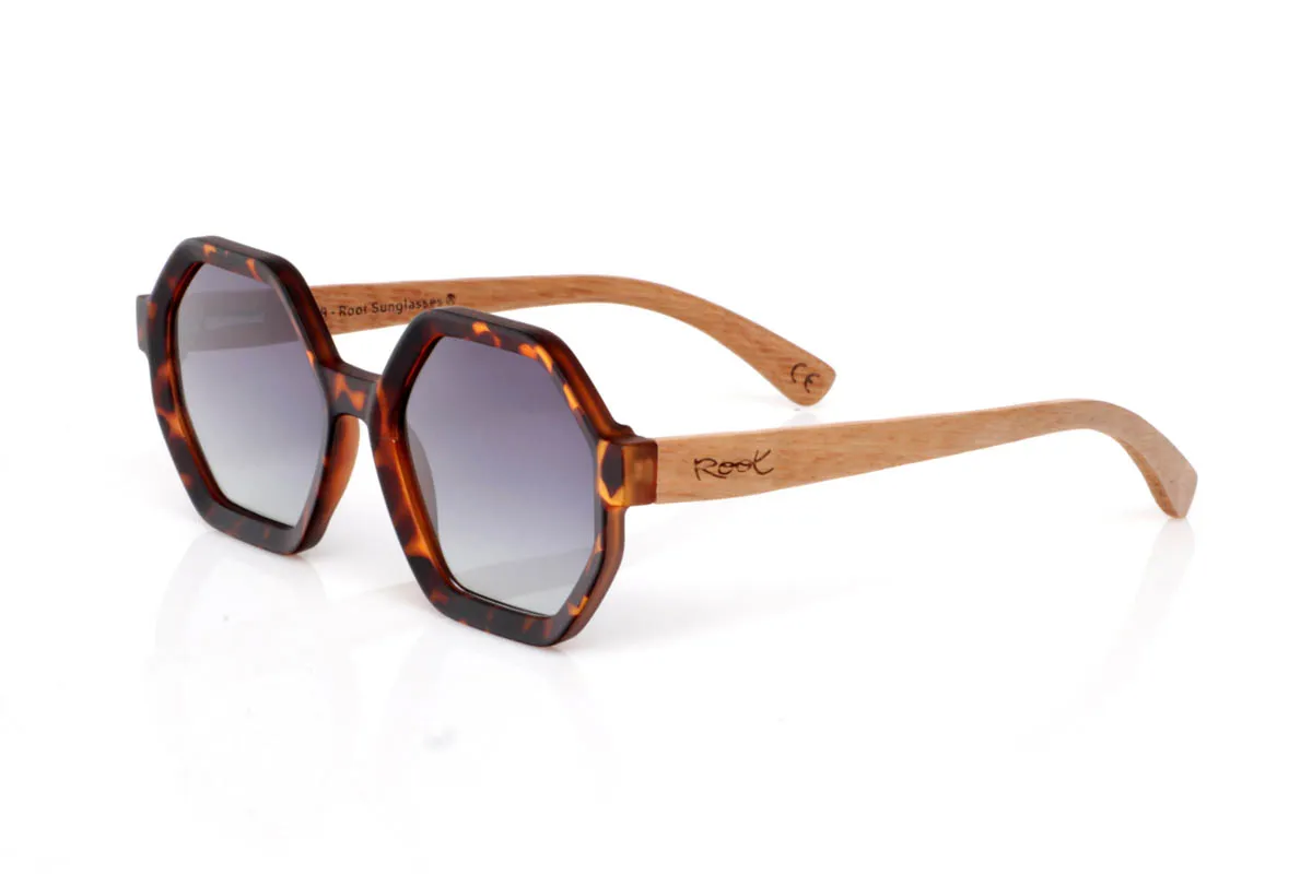 Gafas de Madera Natural de Roble TWIST. Las gafas de madera TWIST destacan por su forma geométrica, con un frontal octogonal que rompe con lo clásico sin perder equilibrio. Una montura con personalidad, pensada para quien busca algo diferente pero fácil de llevar.

Las varillas de madera de roble aportan calidez y naturalidad, con una veta visible que conecta con lo auténtico. El contraste entre líneas marcadas y material orgánico crea un conjunto único, ligero y cómodo. De esas gafas que no siguen tendencias, las reinterpretan.

Protección completa frente a los rayos UV.

Medidas: 140x53
Calibre: 52 Venta al Por Mayor y Detalle | Root Sunglasses® 