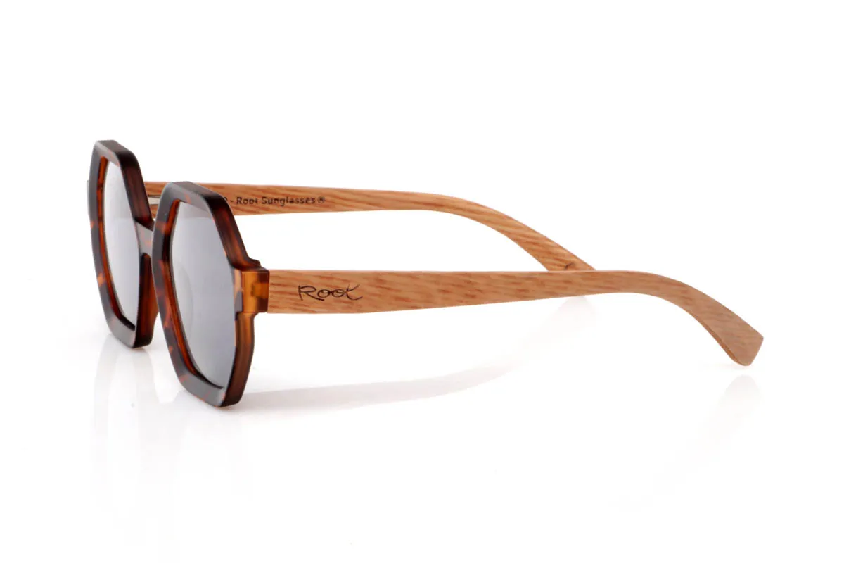 Gafas de Madera Natural de Roble TWIST. Las gafas de madera TWIST destacan por su forma geométrica, con un frontal octogonal que rompe con lo clásico sin perder equilibrio. Una montura con personalidad, pensada para quien busca algo diferente pero fácil de llevar.

Las varillas de madera de roble aportan calidez y naturalidad, con una veta visible que conecta con lo auténtico. El contraste entre líneas marcadas y material orgánico crea un conjunto único, ligero y cómodo. De esas gafas que no siguen tendencias, las reinterpretan.

Protección completa frente a los rayos UV.

Medidas: 140x53
Calibre: 52 Venta al Por Mayor y Detalle | Root Sunglasses® 