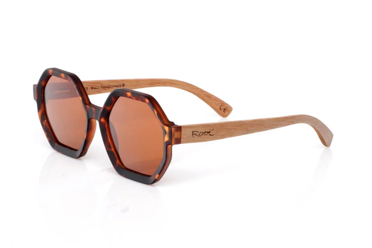 Gafas de Madera Natural de Roble TWIST. Las gafas de madera TWIST destacan por su forma geométrica, con un frontal octogonal que rompe con lo clásico sin perder equilibrio. Una montura con personalidad, pensada para quien busca algo diferente pero fácil de llevar.

Las varillas de madera de roble aportan calidez y naturalidad, con una veta visible que conecta con lo auténtico. El contraste entre líneas marcadas y material orgánico crea un conjunto único, ligero y cómodo. De esas gafas que no siguen tendencias, las reinterpretan.

Protección completa frente a los rayos UV.

Medidas: 140x53
Calibre: 52 Venta al Por Mayor y Detalle | Root Sunglasses® 