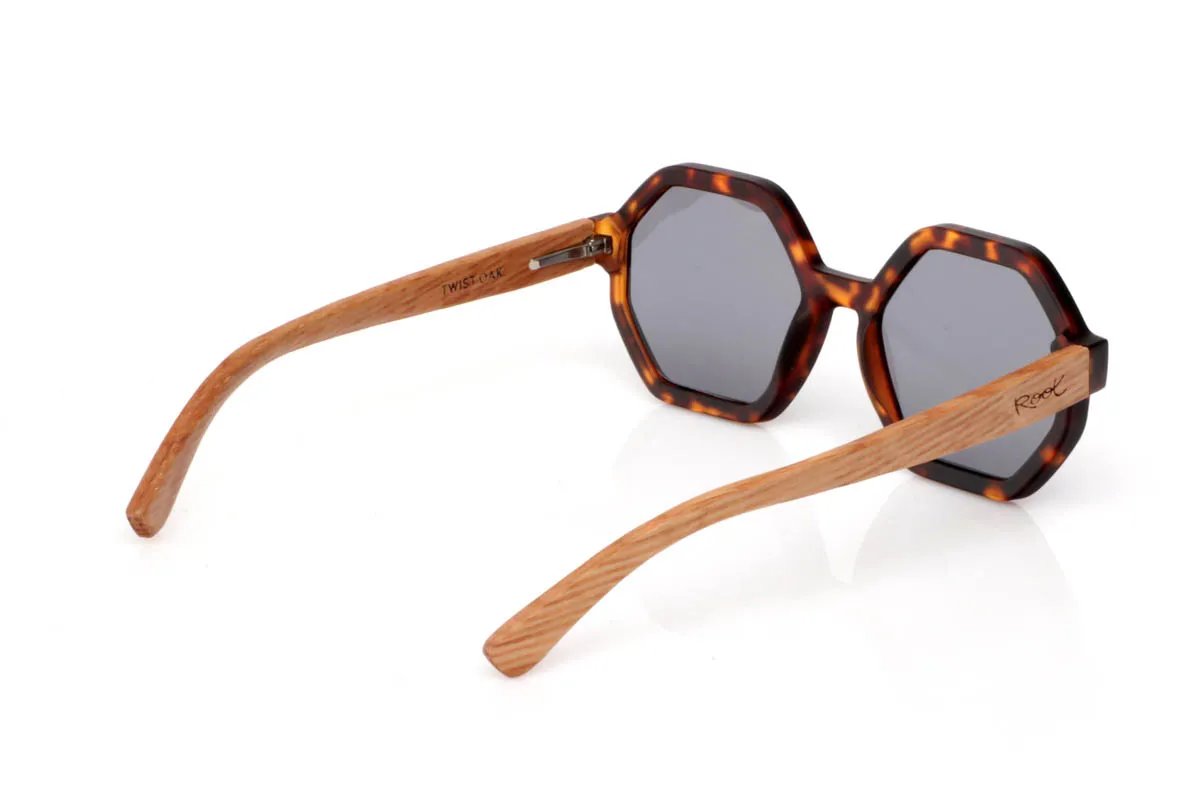Gafas de Madera Natural de Roble TWIST. Las gafas de madera TWIST destacan por su forma geométrica, con un frontal octogonal que rompe con lo clásico sin perder equilibrio. Una montura con personalidad, pensada para quien busca algo diferente pero fácil de llevar.

Las varillas de madera de roble aportan calidez y naturalidad, con una veta visible que conecta con lo auténtico. El contraste entre líneas marcadas y material orgánico crea un conjunto único, ligero y cómodo. De esas gafas que no siguen tendencias, las reinterpretan.

Protección completa frente a los rayos UV.

Medidas: 140x53
Calibre: 52 Venta al Por Mayor y Detalle | Root Sunglasses® 