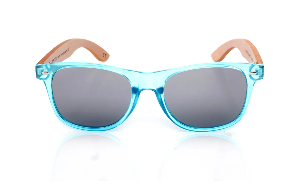 Gafas de Madera Natural de Bambú CANDY BLUE ST. as gafas de madera CANDY BLUE ST tienen un aire fresco y desenfadado, con un frontal limpio y ligero que se adapta fácil al día a día. La montura translúcida aporta luminosidad y un punto diferente, sin perder esa sensación de sencillez que las hace tan fáciles de llevar.

Las varillas de bambú equilibran el conjunto con su tacto cálido y su veta natural, aportando ese contraste orgánico tan propio de Root. Son cómodas, ligeras y con una energía suave que acompaña sin imponerse. De esas gafas que encajan contigo desde el primer momento.

Protección completa frente a los rayos UV.

Medidas: 148x49
Calibre: 54 Venta al Por Mayor y Detalle | Root Sunglasses® 