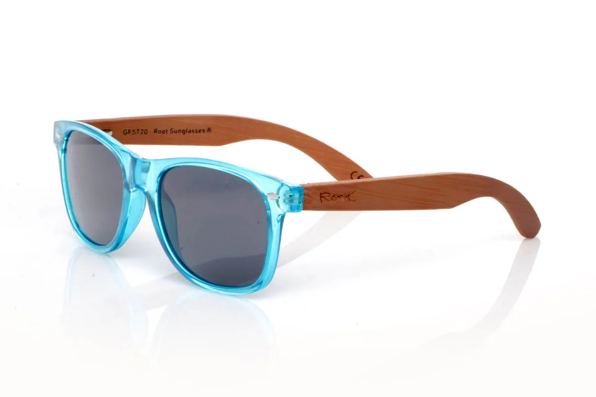 Gafas de Madera Natural de Bambú CANDY BLUE ST. as gafas de madera CANDY BLUE ST tienen un aire fresco y desenfadado, con un frontal limpio y ligero que se adapta fácil al día a día. La montura translúcida aporta luminosidad y un punto diferente, sin perder esa sensación de sencillez que las hace tan fáciles de llevar.

Las varillas de bambú equilibran el conjunto con su tacto cálido y su veta natural, aportando ese contraste orgánico tan propio de Root. Son cómodas, ligeras y con una energía suave que acompaña sin imponerse. De esas gafas que encajan contigo desde el primer momento.

Protección completa frente a los rayos UV.

Medidas: 148x49
Calibre: 54 Venta al Por Mayor y Detalle | Root Sunglasses® 