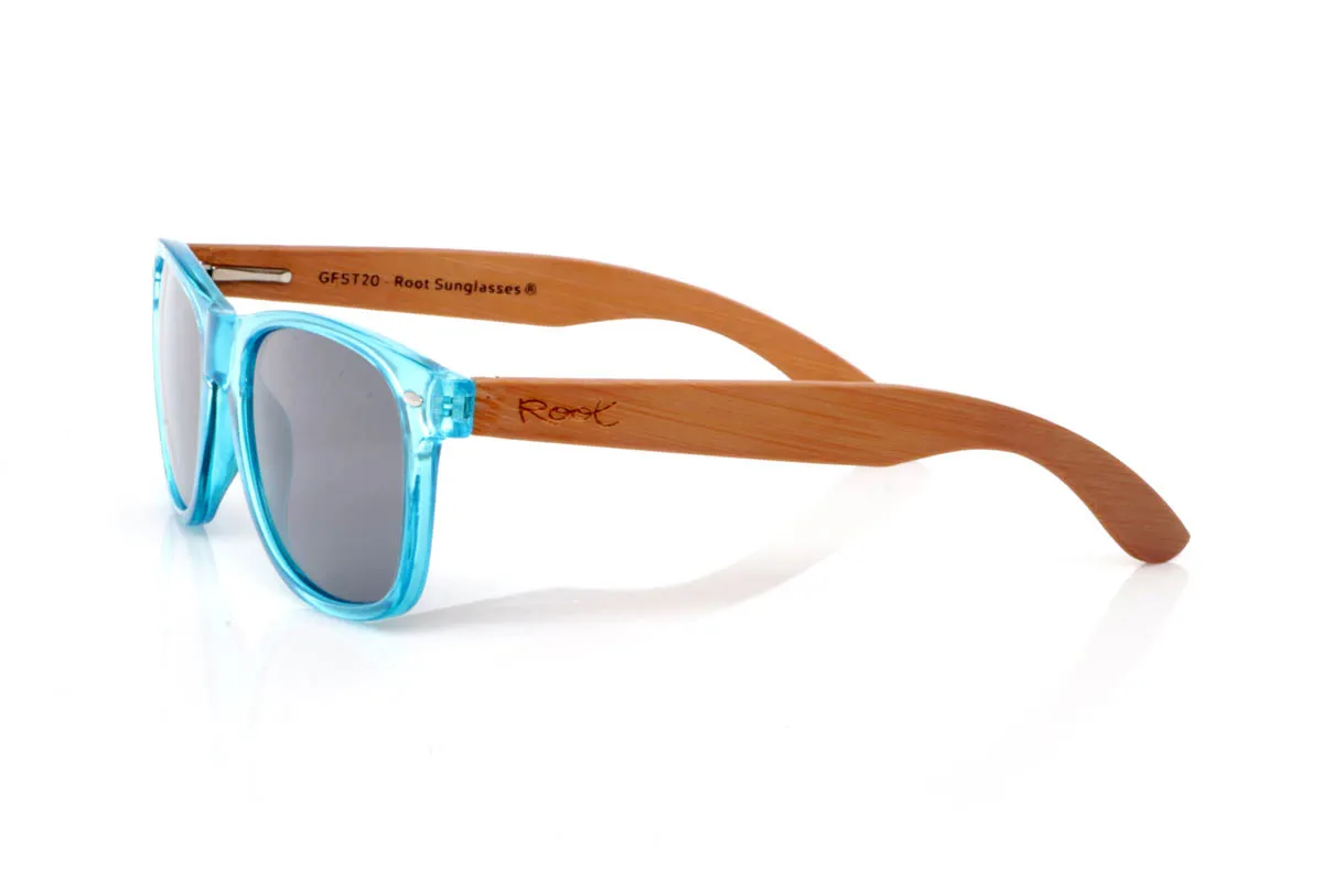 Gafas de Madera Natural de Bambú CANDY BLUE ST. as gafas de madera CANDY BLUE ST tienen un aire fresco y desenfadado, con un frontal limpio y ligero que se adapta fácil al día a día. La montura translúcida aporta luminosidad y un punto diferente, sin perder esa sensación de sencillez que las hace tan fáciles de llevar.

Las varillas de bambú equilibran el conjunto con su tacto cálido y su veta natural, aportando ese contraste orgánico tan propio de Root. Son cómodas, ligeras y con una energía suave que acompaña sin imponerse. De esas gafas que encajan contigo desde el primer momento.

Protección completa frente a los rayos UV.

Medidas: 148x49
Calibre: 54 Venta al Por Mayor y Detalle | Root Sunglasses® 