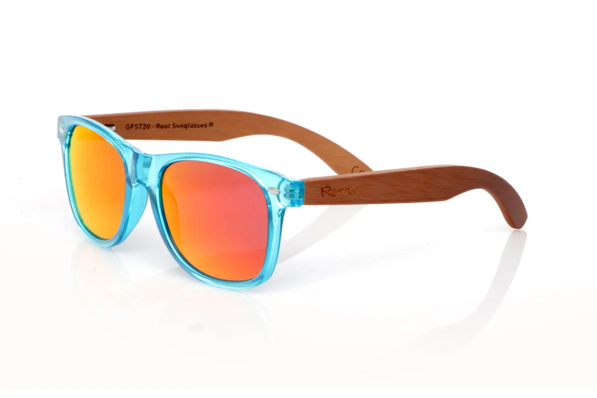 Gafas de Madera Natural de Bambú CANDY BLUE ST. as gafas de madera CANDY BLUE ST tienen un aire fresco y desenfadado, con un frontal limpio y ligero que se adapta fácil al día a día. La montura translúcida aporta luminosidad y un punto diferente, sin perder esa sensación de sencillez que las hace tan fáciles de llevar.

Las varillas de bambú equilibran el conjunto con su tacto cálido y su veta natural, aportando ese contraste orgánico tan propio de Root. Son cómodas, ligeras y con una energía suave que acompaña sin imponerse. De esas gafas que encajan contigo desde el primer momento.

Protección completa frente a los rayos UV.

Medidas: 148x49
Calibre: 54 Venta al Por Mayor y Detalle | Root Sunglasses® 
