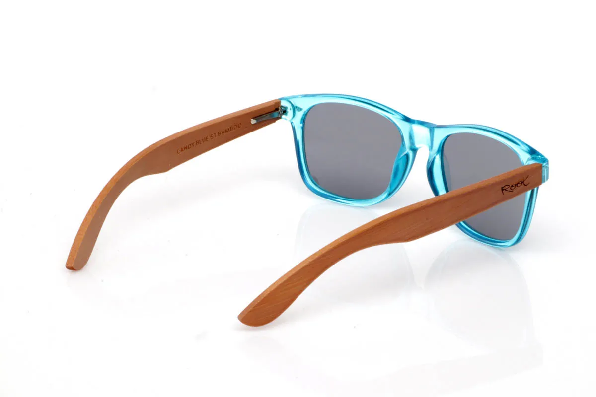 Gafas de Madera Natural de Bambú CANDY BLUE ST. as gafas de madera CANDY BLUE ST tienen un aire fresco y desenfadado, con un frontal limpio y ligero que se adapta fácil al día a día. La montura translúcida aporta luminosidad y un punto diferente, sin perder esa sensación de sencillez que las hace tan fáciles de llevar.

Las varillas de bambú equilibran el conjunto con su tacto cálido y su veta natural, aportando ese contraste orgánico tan propio de Root. Son cómodas, ligeras y con una energía suave que acompaña sin imponerse. De esas gafas que encajan contigo desde el primer momento.

Protección completa frente a los rayos UV.

Medidas: 148x49
Calibre: 54 Venta al Por Mayor y Detalle | Root Sunglasses® 