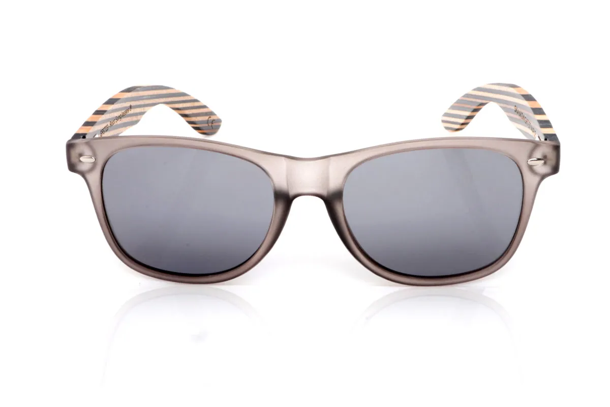 Gafas de Madera Natural de Arce SKA MIDNIGHT ST. Las gafas de madera SKA MIDNIGHT ST tienen ese punto distinto que se percibe al instante. Un frontal limpio y equilibrado, pensado para el día a día, combinado con unas varillas de arce con acabado laminado que aportan ritmo y personalidad.

Las capas de madera crean un patrón único, con veta visible y una textura que transmite autenticidad desde el primer momento. Son ligeras, cómodas y con carácter sin esfuerzo. De esas gafas que no necesitan destacar para quedarse.

Protección completa frente a los rayos UV.

Medidas: 148x49
Calibre: 54 Venta al Por Mayor y Detalle | Root Sunglasses® 