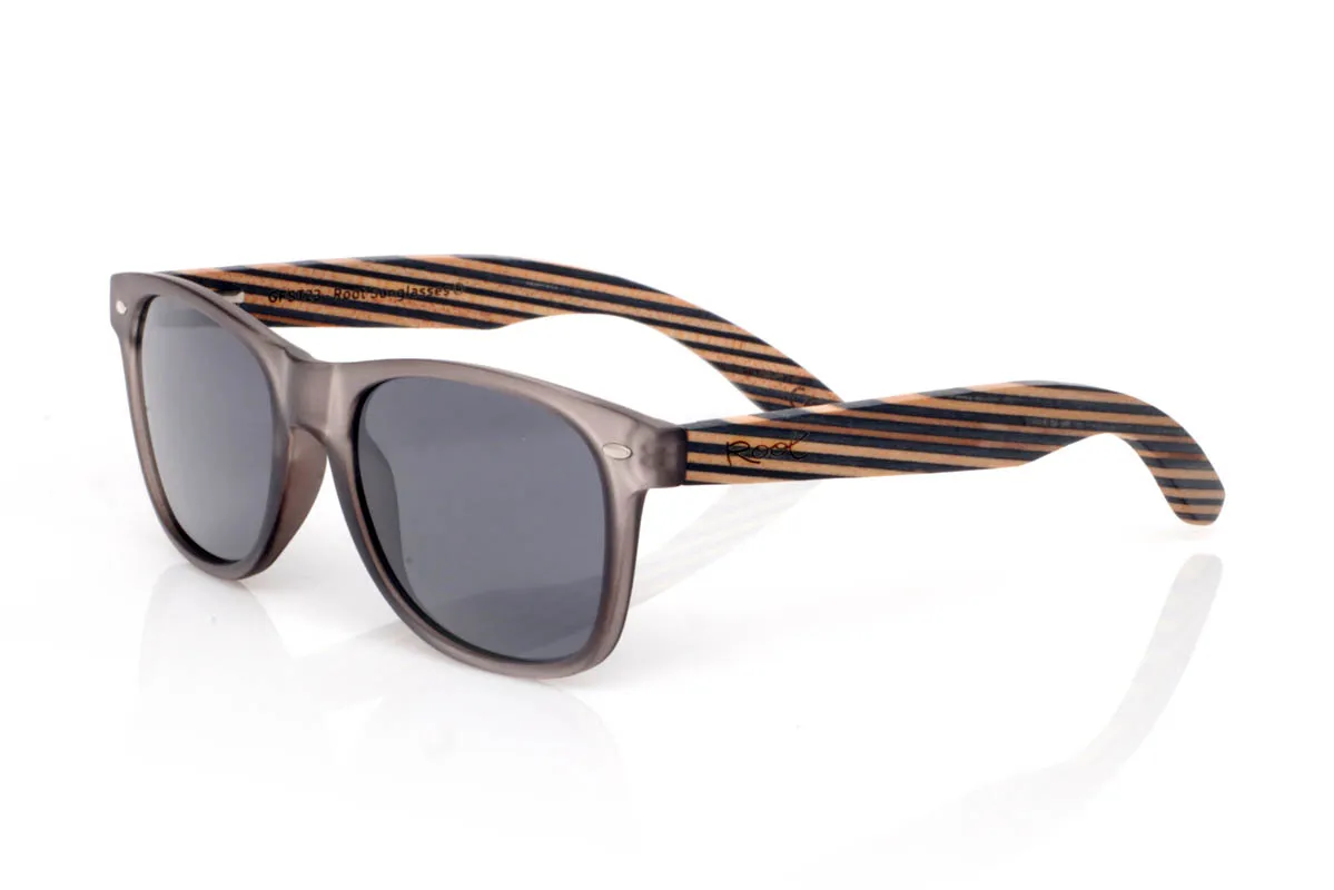 Gafas de Madera Natural de Arce SKA MIDNIGHT ST. Las gafas de madera SKA MIDNIGHT ST tienen ese punto distinto que se percibe al instante. Un frontal limpio y equilibrado, pensado para el día a día, combinado con unas varillas de arce con acabado laminado que aportan ritmo y personalidad.

Las capas de madera crean un patrón único, con veta visible y una textura que transmite autenticidad desde el primer momento. Son ligeras, cómodas y con carácter sin esfuerzo. De esas gafas que no necesitan destacar para quedarse.

Protección completa frente a los rayos UV.

Medidas: 148x49
Calibre: 54 Venta al Por Mayor y Detalle | Root Sunglasses® 