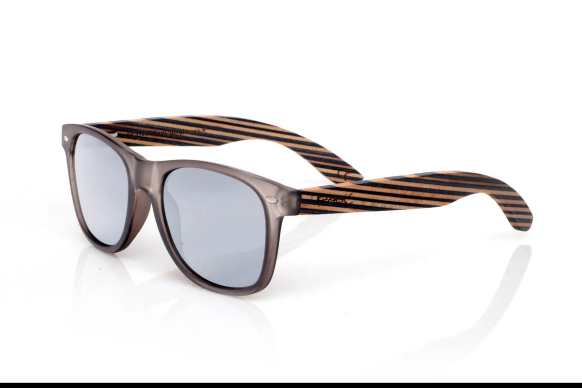 Gafas de Madera Natural de Arce SKA MIDNIGHT ST. Las gafas de madera SKA MIDNIGHT ST tienen ese punto distinto que se percibe al instante. Un frontal limpio y equilibrado, pensado para el día a día, combinado con unas varillas de arce con acabado laminado que aportan ritmo y personalidad.

Las capas de madera crean un patrón único, con veta visible y una textura que transmite autenticidad desde el primer momento. Son ligeras, cómodas y con carácter sin esfuerzo. De esas gafas que no necesitan destacar para quedarse.

Protección completa frente a los rayos UV.

Medidas: 148x49
Calibre: 54 Venta al Por Mayor y Detalle | Root Sunglasses® 