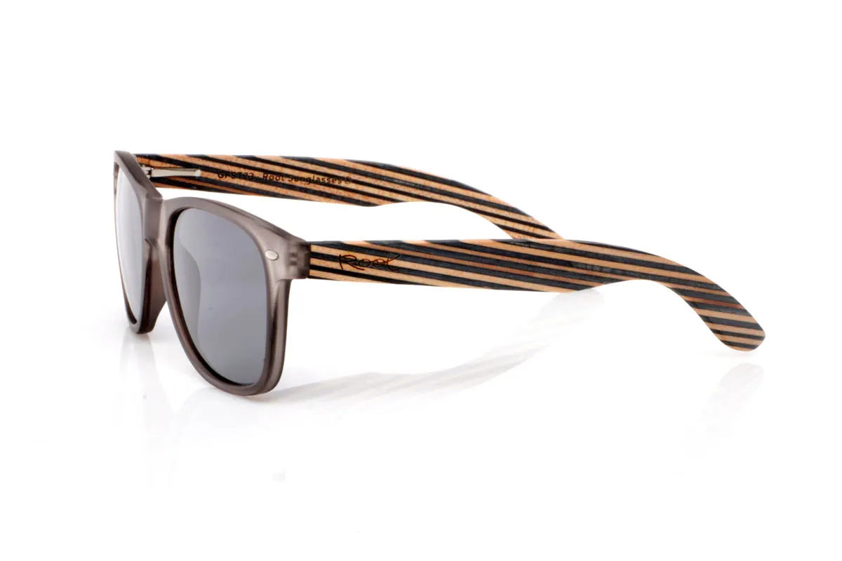 Gafas de Madera Natural de Arce SKA MIDNIGHT ST. Las gafas de madera SKA MIDNIGHT ST tienen ese punto distinto que se percibe al instante. Un frontal limpio y equilibrado, pensado para el día a día, combinado con unas varillas de arce con acabado laminado que aportan ritmo y personalidad.

Las capas de madera crean un patrón único, con veta visible y una textura que transmite autenticidad desde el primer momento. Son ligeras, cómodas y con carácter sin esfuerzo. De esas gafas que no necesitan destacar para quedarse.

Protección completa frente a los rayos UV.

Medidas: 148x49
Calibre: 54 Venta al Por Mayor y Detalle | Root Sunglasses® 