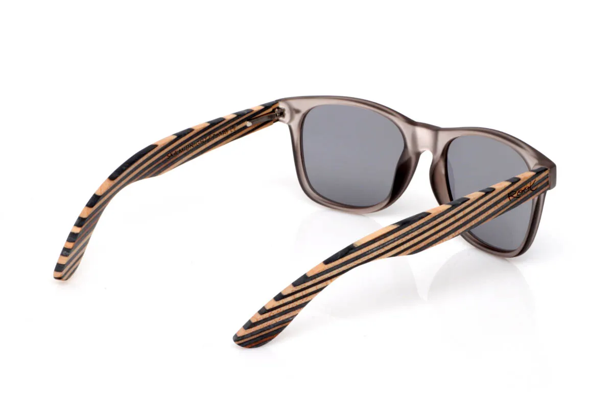 Gafas de Madera Natural de Arce SKA MIDNIGHT ST. Las gafas de madera SKA MIDNIGHT ST tienen ese punto distinto que se percibe al instante. Un frontal limpio y equilibrado, pensado para el día a día, combinado con unas varillas de arce con acabado laminado que aportan ritmo y personalidad.

Las capas de madera crean un patrón único, con veta visible y una textura que transmite autenticidad desde el primer momento. Son ligeras, cómodas y con carácter sin esfuerzo. De esas gafas que no necesitan destacar para quedarse.

Protección completa frente a los rayos UV.

Medidas: 148x49
Calibre: 54 Venta al Por Mayor y Detalle | Root Sunglasses® 