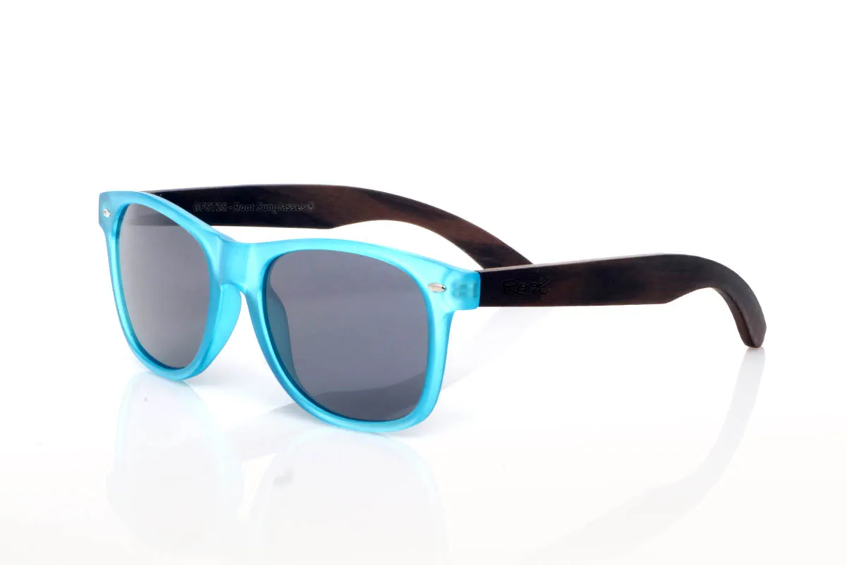 Gafas de Madera Natural de Walnut modelo SUN BLUE ST. Las gafas de madera SUN BLUE ST transmiten frescura desde el primer vistazo. Un frontal limpio y ligero, con montura transparente mate en tono azul que suaviza la luz y aporta un efecto sutil y equilibrado. Una forma pensada para el día a día, fácil de llevar y sin complicaciones.

Las varillas de madera de nogal aportan ese contraste natural que define el modelo, con veta visible y un tacto cálido que conecta con lo auténtico. Son cómodas, ligeras y con una energía suave que acompaña sin imponerse. De esas gafas que encajan contigo sin esfuerzo.

Protección completa frente a los rayos UV.

Medidas: 148x49
Calibre: 54 | Root Sunglasses® 