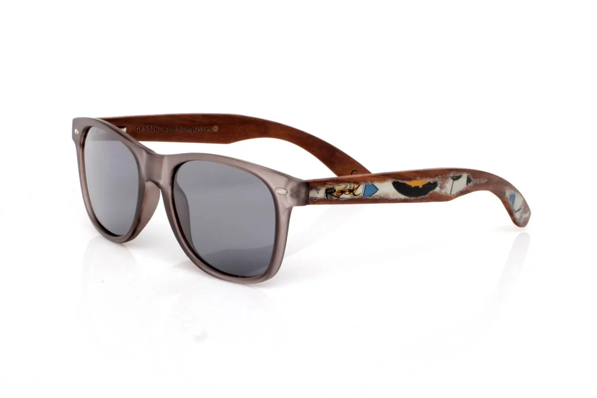 Gafas de Madera Natural de Walnut SKA GREY ST. Las gafas de madera SKA GREY ST tienen ese equilibrio que funciona sin esfuerzo. Un frontal limpio y ligero, con montura transparente mate en tono gris que suaviza la luz y aporta un efecto sobrio y actual. Una forma pensada para el día a día, fácil de llevar y sin complicaciones.

Las varillas de madera con decoración vintage aportan el contraste natural, con veta visible y un acabado que transmite autenticidad. Son cómodas, ligeras y con personalidad tranquila. De esas gafas que no necesitan destacar para encajar.

Protección completa frente a los rayos UV.

Medidas: 148x49
Calibre: 54 Venta al Por Mayor y Detalle | Root Sunglasses® 