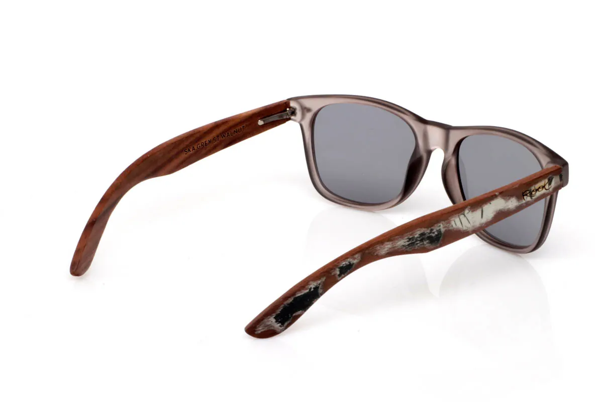 Gafas de Madera Natural de Walnut SKA GREY ST. Las gafas de madera SKA GREY ST tienen ese equilibrio que funciona sin esfuerzo. Un frontal limpio y ligero, con montura transparente mate en tono gris que suaviza la luz y aporta un efecto sobrio y actual. Una forma pensada para el día a día, fácil de llevar y sin complicaciones.

Las varillas de madera con decoración vintage aportan el contraste natural, con veta visible y un acabado que transmite autenticidad. Son cómodas, ligeras y con personalidad tranquila. De esas gafas que no necesitan destacar para encajar.

Protección completa frente a los rayos UV.

Medidas: 148x49
Calibre: 54 Venta al Por Mayor y Detalle | Root Sunglasses® 