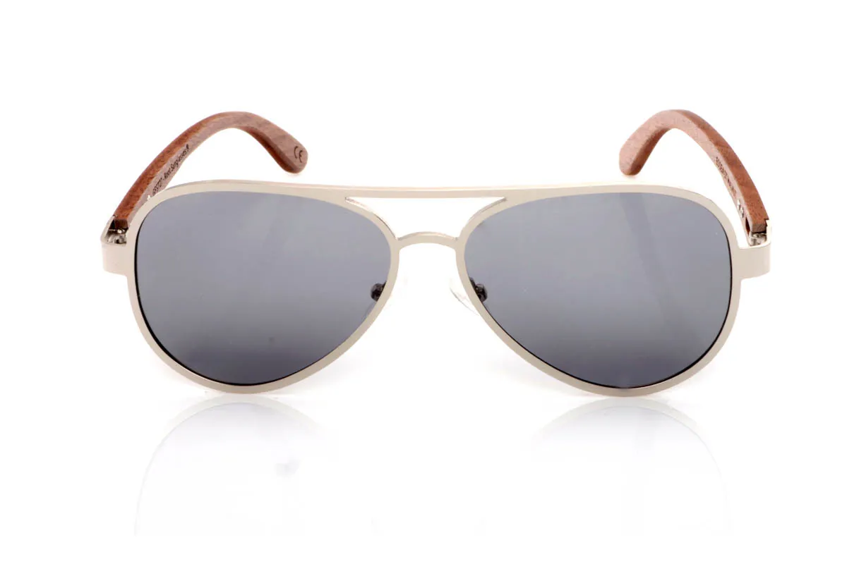 Gafas de Madera Natural de Walnut ESSEN ST. Las gafas de madera ESSEN ST destacan por su diseño limpio de inspiración aviador en metal silver mate, ligero, equilibrado y fácil de llevar en el día a día.

Las varillas de madera de nogal aportan calidez y contraste, con veta visible y una textura natural que conecta con la esencia del material. La combinación de metal y madera crea un equilibrio armonioso entre precisión y autenticidad. Son ligeras, cómodas y con una personalidad sutil pero definida.

Protección completa frente a los rayos UV.

Medidas: 147x50
Calibre: 57
 Venta al Por Mayor y Detalle | Root Sunglasses® 