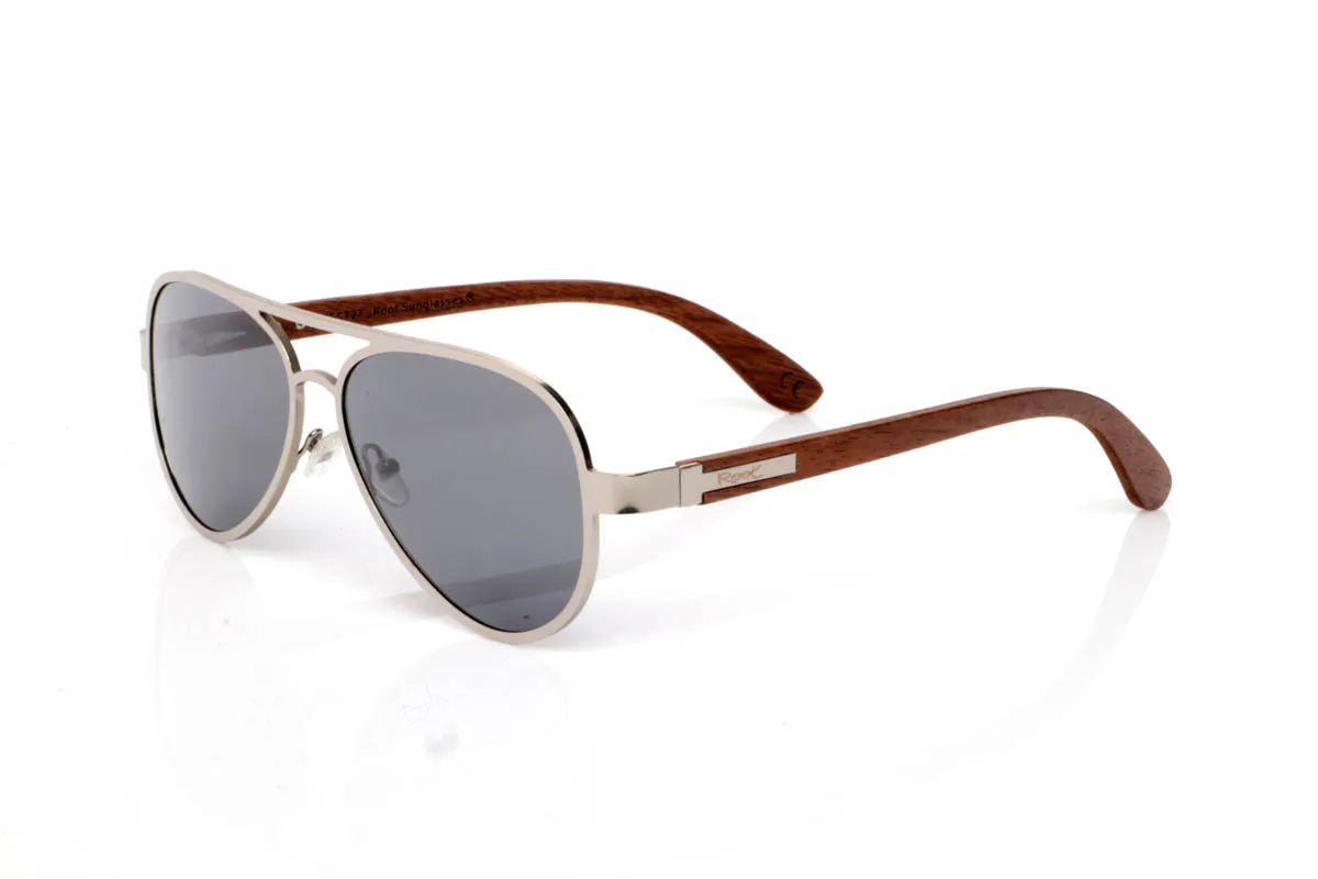 Gafas de Madera Natural de Walnut ESSEN ST. Las gafas de madera ESSEN ST destacan por su diseño limpio de inspiración aviador en metal silver mate, ligero, equilibrado y fácil de llevar en el día a día.

Las varillas de madera de nogal aportan calidez y contraste, con veta visible y una textura natural que conecta con la esencia del material. La combinación de metal y madera crea un equilibrio armonioso entre precisión y autenticidad. Son ligeras, cómodas y con una personalidad sutil pero definida.

Protección completa frente a los rayos UV.

Medidas: 147x50
Calibre: 57
 Venta al Por Mayor y Detalle | Root Sunglasses® 