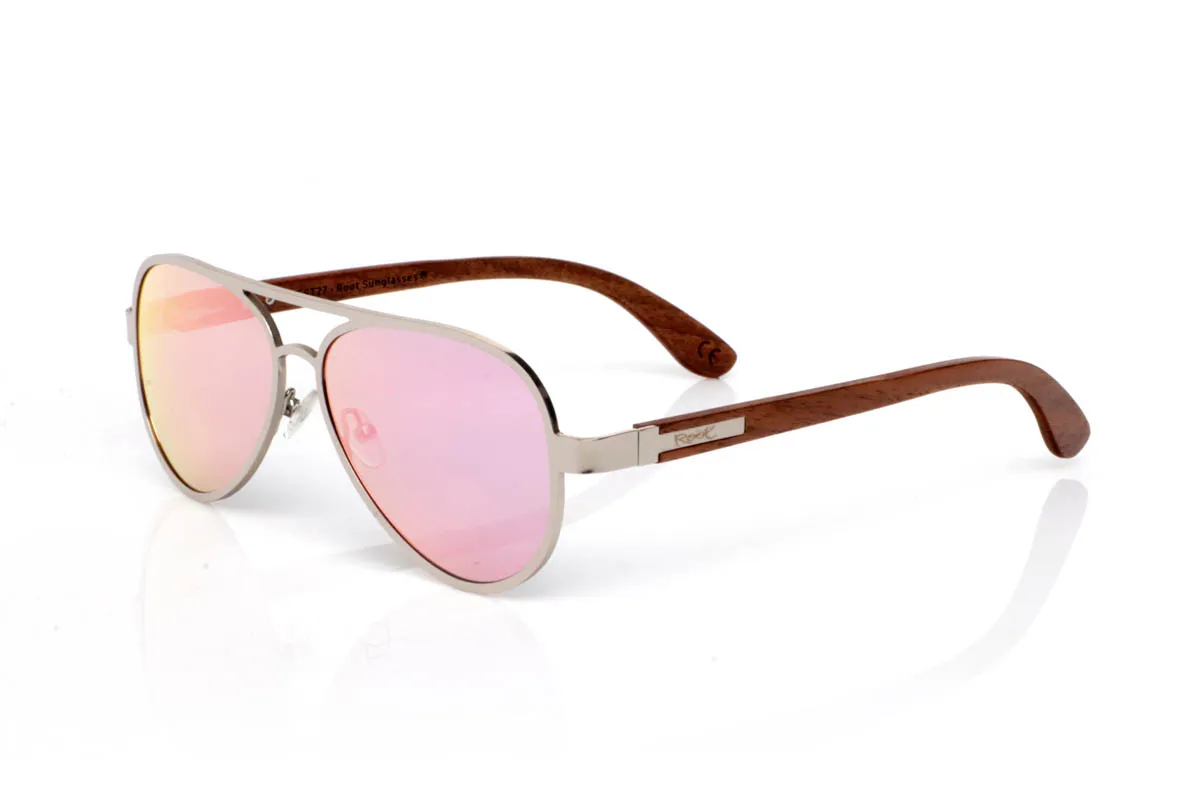 Gafas de Madera Natural de Walnut ESSEN ST. Las gafas de madera ESSEN ST destacan por su diseño limpio de inspiración aviador en metal silver mate, ligero, equilibrado y fácil de llevar en el día a día.

Las varillas de madera de nogal aportan calidez y contraste, con veta visible y una textura natural que conecta con la esencia del material. La combinación de metal y madera crea un equilibrio armonioso entre precisión y autenticidad. Son ligeras, cómodas y con una personalidad sutil pero definida.

Protección completa frente a los rayos UV.

Medidas: 147x50
Calibre: 57
 Venta al Por Mayor y Detalle | Root Sunglasses® 