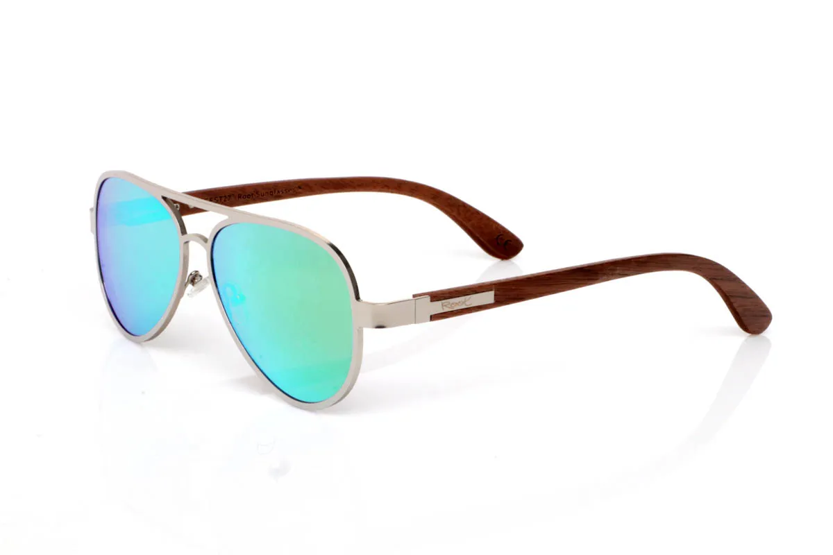 Gafas de Madera Natural de Walnut ESSEN ST. Las gafas de madera ESSEN ST destacan por su diseño limpio de inspiración aviador en metal silver mate, ligero, equilibrado y fácil de llevar en el día a día.

Las varillas de madera de nogal aportan calidez y contraste, con veta visible y una textura natural que conecta con la esencia del material. La combinación de metal y madera crea un equilibrio armonioso entre precisión y autenticidad. Son ligeras, cómodas y con una personalidad sutil pero definida.

Protección completa frente a los rayos UV.

Medidas: 147x50
Calibre: 57
 Venta al Por Mayor y Detalle | Root Sunglasses® 