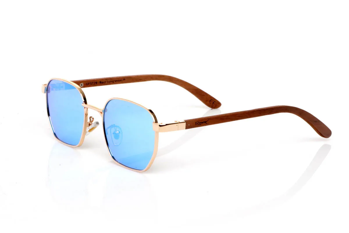Gafas de Madera Natural de Walnut LOZAN. Las gafas de madera LOZAN WALNUT destacan por su diseño ligero de inspiración retro, con un frontal metálico en tono dorado que aporta elegancia sin esfuerzo y un aire atemporal muy fácil de llevar. Su forma suavemente geométrica equilibra el rostro y transmite una estética limpia y refinada.

Las varillas de madera de nogal aportan calidez y contraste, con veta visible y un tacto natural que refuerza la conexión con el material. La combinación de metal y madera crea un conjunto armonioso, cómodo y con personalidad sutil. De esas gafas que acompañan sin imponerse.

Protección completa frente a los rayos UV.

Medidas: 134x43
Calibre: 49 Venta al Por Mayor y Detalle | Root Sunglasses® 