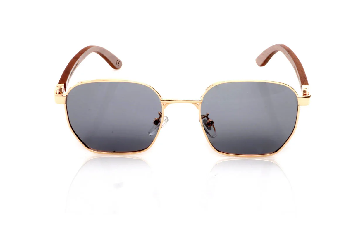 Gafas de Madera Natural de Walnut LOZAN. Las gafas de madera LOZAN WALNUT destacan por su diseño ligero de inspiración retro, con un frontal metálico en tono dorado que aporta elegancia sin esfuerzo y un aire atemporal muy fácil de llevar. Su forma suavemente geométrica equilibra el rostro y transmite una estética limpia y refinada.

Las varillas de madera de nogal aportan calidez y contraste, con veta visible y un tacto natural que refuerza la conexión con el material. La combinación de metal y madera crea un conjunto armonioso, cómodo y con personalidad sutil. De esas gafas que acompañan sin imponerse.

Protección completa frente a los rayos UV.

Medidas: 134x43
Calibre: 49 Venta al Por Mayor y Detalle | Root Sunglasses® 