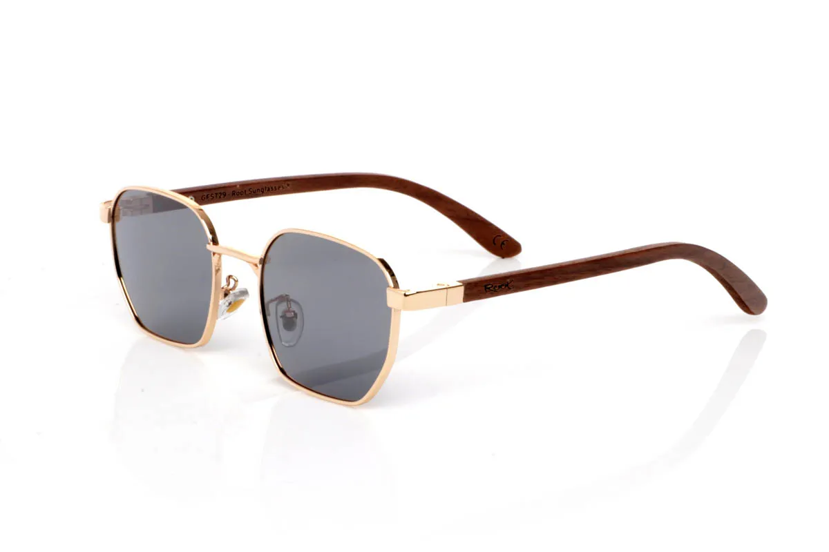 Gafas de Madera Natural de Walnut LOZAN. Las gafas de madera LOZAN WALNUT destacan por su diseño ligero de inspiración retro, con un frontal metálico en tono dorado que aporta elegancia sin esfuerzo y un aire atemporal muy fácil de llevar. Su forma suavemente geométrica equilibra el rostro y transmite una estética limpia y refinada.

Las varillas de madera de nogal aportan calidez y contraste, con veta visible y un tacto natural que refuerza la conexión con el material. La combinación de metal y madera crea un conjunto armonioso, cómodo y con personalidad sutil. De esas gafas que acompañan sin imponerse.

Protección completa frente a los rayos UV.

Medidas: 134x43
Calibre: 49 Venta al Por Mayor y Detalle | Root Sunglasses® 