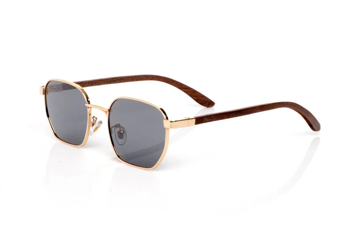 Gafas de Madera Natural de Walnut LOZAN. Las gafas de madera LOZAN WALNUT destacan por su diseño ligero de inspiración retro, con un frontal metálico en tono dorado que aporta elegancia sin esfuerzo y un aire atemporal muy fácil de llevar. Su forma suavemente geométrica equilibra el rostro y transmite una estética limpia y refinada.

Las varillas de madera de nogal aportan calidez y contraste, con veta visible y un tacto natural que refuerza la conexión con el material. La combinación de metal y madera crea un conjunto armonioso, cómodo y con personalidad sutil. De esas gafas que acompañan sin imponerse.

Protección completa frente a los rayos UV.

Medidas: 134x43
Calibre: 49 Venta al Por Mayor y Detalle | Root Sunglasses® 