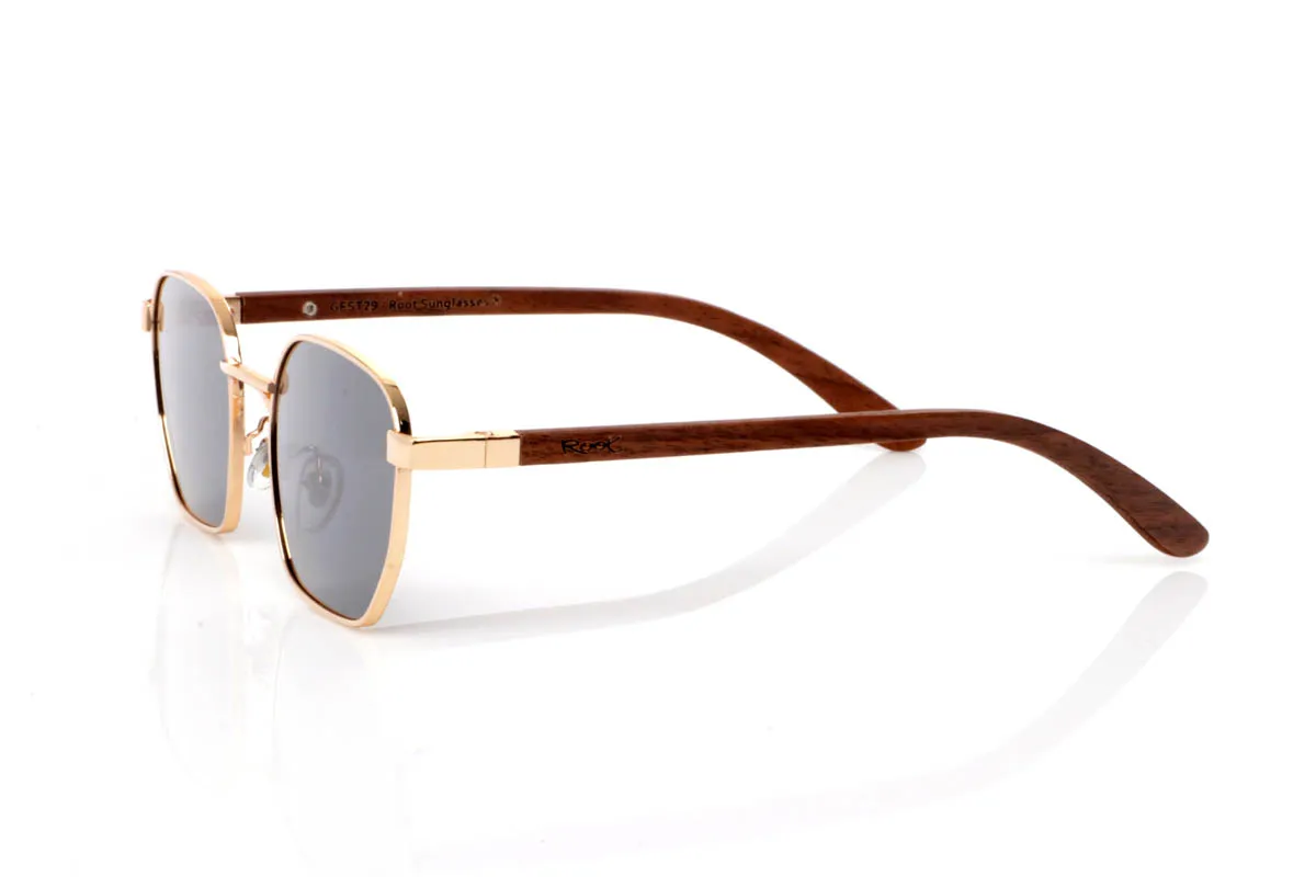 Gafas de Madera Natural de Walnut LOZAN. Las gafas de madera LOZAN WALNUT destacan por su diseño ligero de inspiración retro, con un frontal metálico en tono dorado que aporta elegancia sin esfuerzo y un aire atemporal muy fácil de llevar. Su forma suavemente geométrica equilibra el rostro y transmite una estética limpia y refinada.

Las varillas de madera de nogal aportan calidez y contraste, con veta visible y un tacto natural que refuerza la conexión con el material. La combinación de metal y madera crea un conjunto armonioso, cómodo y con personalidad sutil. De esas gafas que acompañan sin imponerse.

Protección completa frente a los rayos UV.

Medidas: 134x43
Calibre: 49 Venta al Por Mayor y Detalle | Root Sunglasses® 