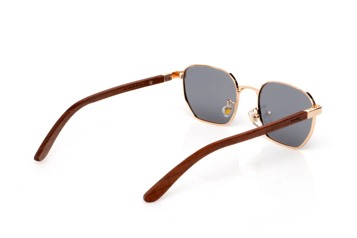 Gafas de Madera Natural de Walnut LOZAN. Las gafas de madera LOZAN WALNUT destacan por su diseño ligero de inspiración retro, con un frontal metálico en tono dorado que aporta elegancia sin esfuerzo y un aire atemporal muy fácil de llevar. Su forma suavemente geométrica equilibra el rostro y transmite una estética limpia y refinada.

Las varillas de madera de nogal aportan calidez y contraste, con veta visible y un tacto natural que refuerza la conexión con el material. La combinación de metal y madera crea un conjunto armonioso, cómodo y con personalidad sutil. De esas gafas que acompañan sin imponerse.

Protección completa frente a los rayos UV.

Medidas: 134x43
Calibre: 49 Venta al Por Mayor y Detalle | Root Sunglasses® 