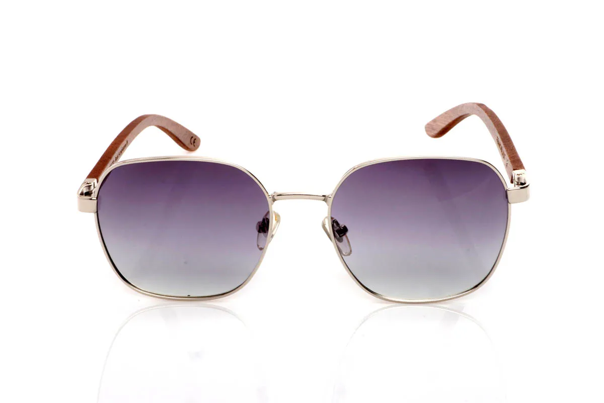 Gafas de Madera Natural de Walnut FRANK. Las gafas de madera FRANK ZEBRANO destacan por su diseño de inspiración retro con un frontal metálico fino y ligero que aporta elegancia sin esfuerzo. Su forma suave y equilibrada las hace muy fáciles de llevar, con un estilo limpio que encaja en cualquier momento del día.

Las varillas de madera de zebrano añaden carácter con su veta marcada y natural, creando un contraste cálido frente al metal. El conjunto se siente ligero, cómodo y con una personalidad sutil pero definida. De esas gafas que acompañan sin llamar la atención.

Protección completa frente a los rayos UV.

Medidas: 140x48
Calibre: 53 Venta al Por Mayor y Detalle | Root Sunglasses® 
