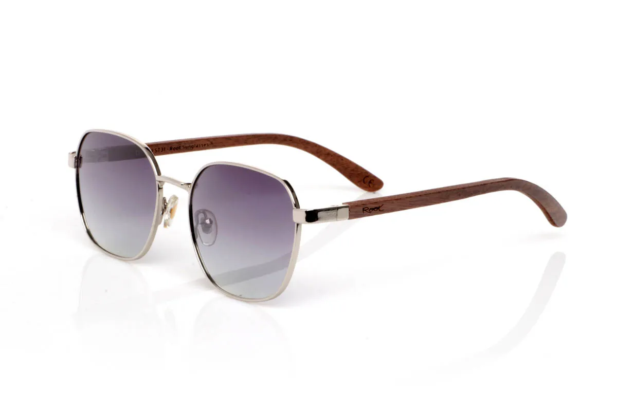 Gafas de Madera Natural de Walnut FRANK. Las gafas de madera FRANK ZEBRANO destacan por su diseño de inspiración retro con un frontal metálico fino y ligero que aporta elegancia sin esfuerzo. Su forma suave y equilibrada las hace muy fáciles de llevar, con un estilo limpio que encaja en cualquier momento del día.

Las varillas de madera de zebrano añaden carácter con su veta marcada y natural, creando un contraste cálido frente al metal. El conjunto se siente ligero, cómodo y con una personalidad sutil pero definida. De esas gafas que acompañan sin llamar la atención.

Protección completa frente a los rayos UV.

Medidas: 140x48
Calibre: 53 Venta al Por Mayor y Detalle | Root Sunglasses® 