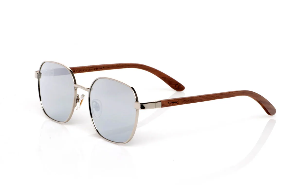 Gafas de Madera Natural de Walnut FRANK. Las gafas de madera FRANK ZEBRANO destacan por su diseño de inspiración retro con un frontal metálico fino y ligero que aporta elegancia sin esfuerzo. Su forma suave y equilibrada las hace muy fáciles de llevar, con un estilo limpio que encaja en cualquier momento del día.

Las varillas de madera de zebrano añaden carácter con su veta marcada y natural, creando un contraste cálido frente al metal. El conjunto se siente ligero, cómodo y con una personalidad sutil pero definida. De esas gafas que acompañan sin llamar la atención.

Protección completa frente a los rayos UV.

Medidas: 140x48
Calibre: 53 Venta al Por Mayor y Detalle | Root Sunglasses® 